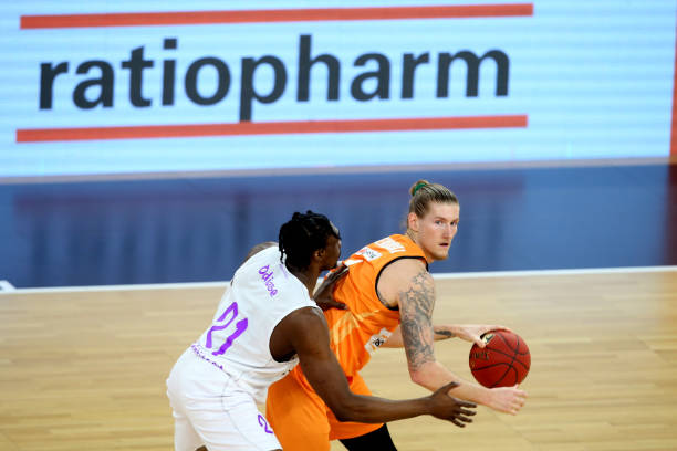 后卫之间的 后卫之间的