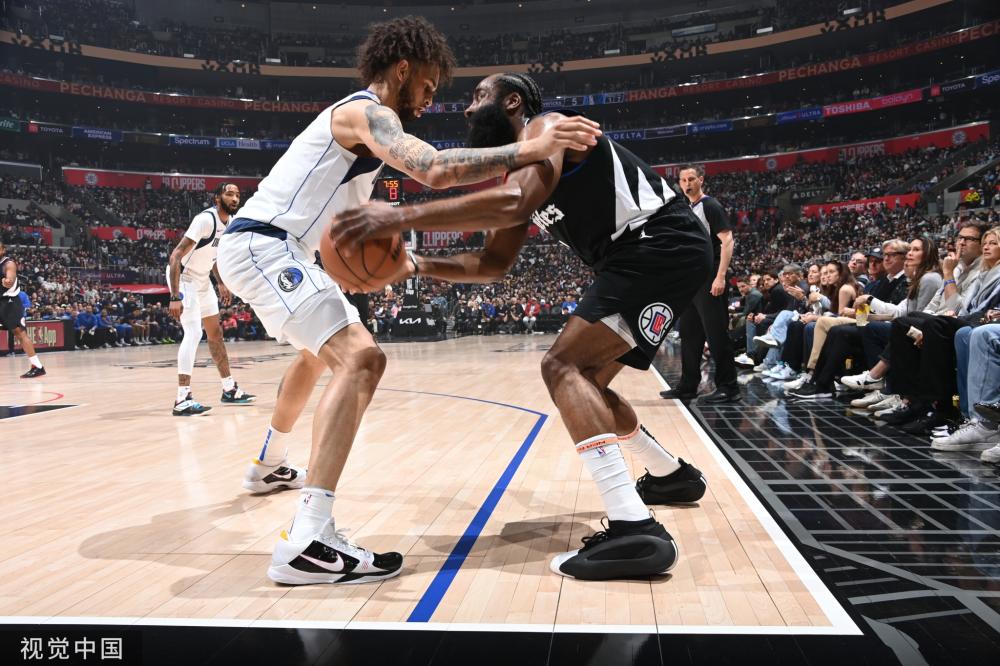 一位年轻且 一位年轻且