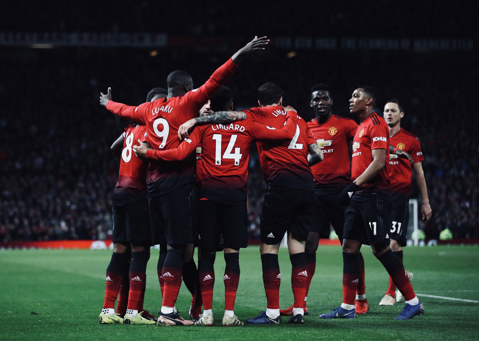 虎视眈眈的 虎视眈眈的